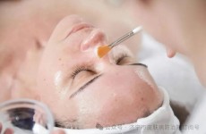 皮肤科医生谈“身体刷酸”：背部和上臂的焕肤指南