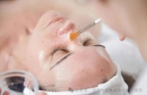 皮肤科医生谈“身体刷酸”：背部和上臂的焕肤指南